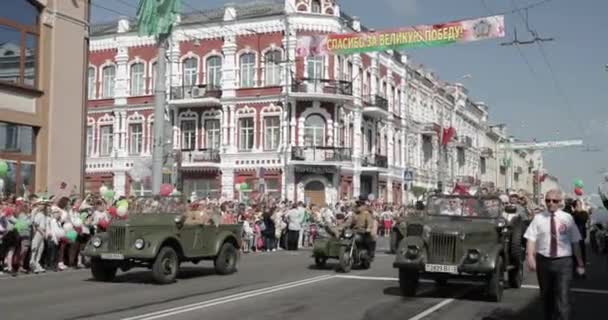 Gomel, Bělorusko - 9. května 2018: Slavnostní průvod průvodu. Vojenský a civilní lid na slavnostní zdobené ulici. Den vítězství 9. května v Gomelu Homielovi Bělorusku — Stock video