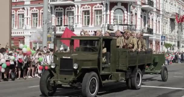 Gomel, Fehéroroszország - 2018. május 9.: Parádé ünnepélyes felvonulása. Katonai és civil emberek az ünnepi díszítésű utcában. Ünnepi győzelem napja 9 Május A Gomel Homiel Fehéroroszország — Stock videók