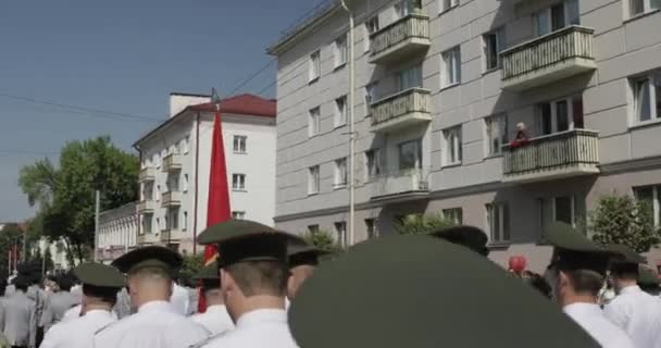 Gomel, Belarus - 9 Mayıs 2018 Geçit Töreni. Festivalin dekore edildiği sokaktaki askeri ve sivil insanlar. Zafer Günü 9 Mayıs Gomel 'de Ev Belarus — Stok video