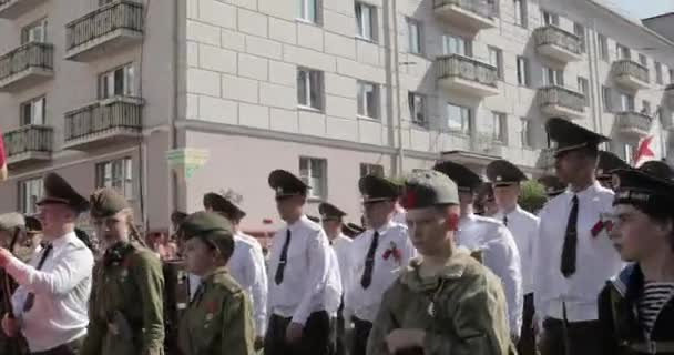 Gomel, Weißrussland - 9. Mai 2018: Festliche Parade. Militär und Zivilbevölkerung auf der festlich geschmückten Straße. Feier Tag des Sieges 9. Mai in Gomel Homiel Weißrussland — Stockvideo