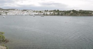 Cadaques, Girona ili, Katalonya, İspanya. Denizden Panoramik Görünüm