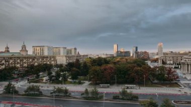 Varşova, Polonya. Sonbaharda Defilad Meydanı 'nda Günbegün Geceye Geçiş