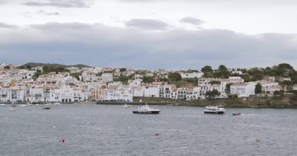 Cadaques, provinsen Girona, Katalonien, Spanien. Panoramautsikt från havet — Stockvideo