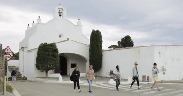 Cadaques, Província de Girona, Catalunha, Espanha - 14 de maio de 2018: Pessoas caminhando perto de eremitério de Sant Baldiri . — Vídeo de Stock