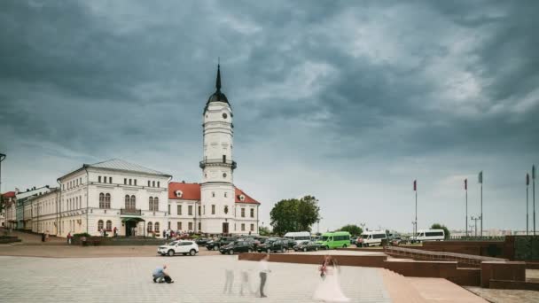 Mogilev, Bielorrússia. Câmara Municipal é famoso marco arquitetônico e patrimônio na cidade Mahilyow — Vídeo de Stock