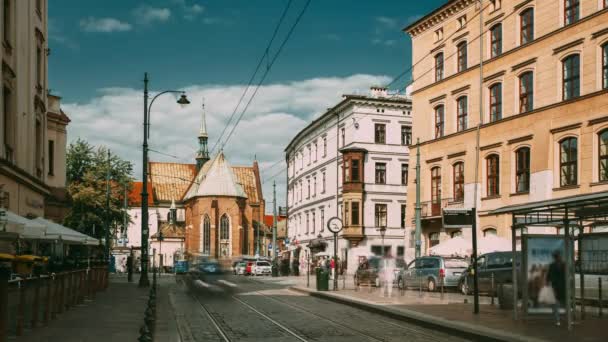Krakau, Polen. Trams Beweging in de buurt van Dominicaanse Square. Verkeer en Franciscaner klooster en Basiliek van Sint Franciscus van Assisi — Stockvideo