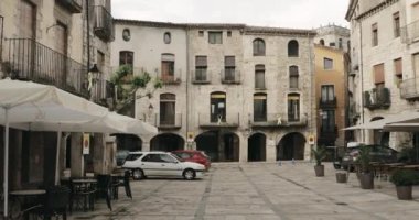 Besalu, Girona, İspanya. Eski Özgürlük Meydanı ya da Placa De La Llibertat Güneşli Yaz Gününde.