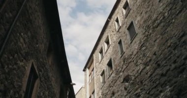 Besalu, Girona, İspanya. Eski Kasabanın Eski Dar Sokağı