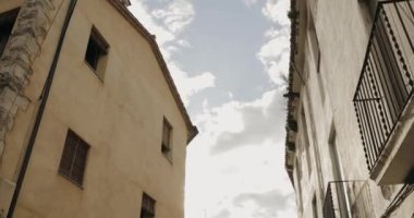 Besalu, Girona, İspanya. Eski Kasabanın Eski Dar Sokağı