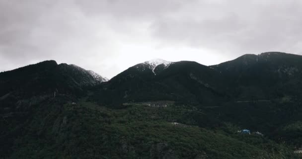 Andorre, Principauté des Vallées d'Andorre. Vue du dessus du paysage urbain en saison estivale. Ville en Pyrénées Montagnes — Video