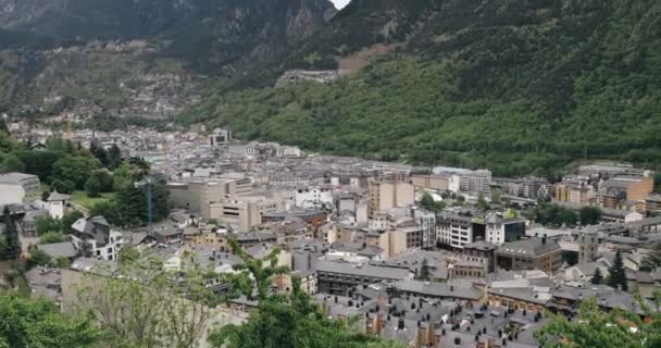 Andorra, Furstendömet Andorras dalar. Top Panoramautsikt över stadsbilden under sommarsäsongen. Stad i Pyrenéerna — Stockvideo
