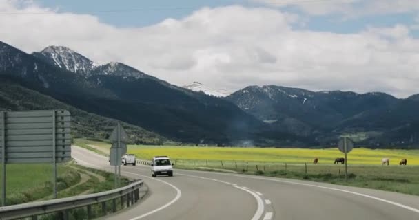 Talltorta, İspanya. Güzel Asfalt Otobanı 'nda, Otoyol' da, Otoyol 'da Güney Pireneler Dağları' nın Arkaplanına Karşı E9 Otobanı 'nda Arabalar Sürüyor — Stok video