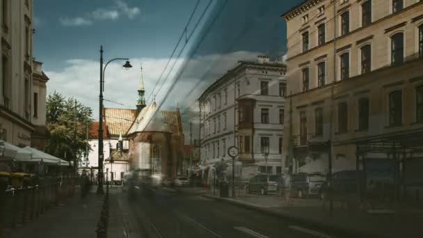 Krakau, Polen - 28 augustus 2018: Trams Motion Near Dominican Square. Verkeer en Franciscaner klooster en Basiliek van Sint Franciscus van Assisi — Stockvideo