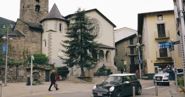 Andorra La Vella, Andorra - 15 de mayo de 2018: Plaza del Príncipe Benlloch cerca de la famosa Iglesia de San Esteve. Esglesia De Sant Esteve Situado en Placa Del Princep Benlloch. Patrimonio cultural — Vídeos de Stock