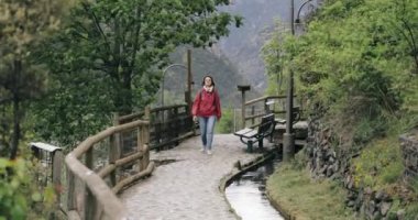 Andorra La Vella, Andorra. Genç Aktif Kafkasyalı Kadın İlkbahar Günü Del Sola Kanal Sulama Yürüyüşü. Pireneler Dağlarında Aktif Yaşam Tarzı