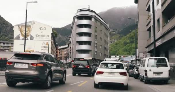 Andorra la Vella, Andorra - 15 de mayo de 2018: Tráfico, Coches Conducir en Av. de Tarragona En Primavera — Vídeos de Stock