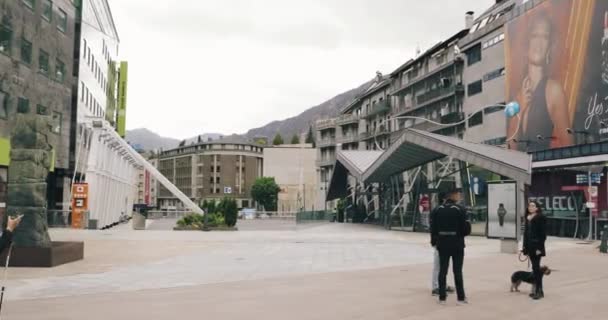 Andorre-la-Vieille, Andorre - 15 mai 2018 : Les gens marchent dans Av. Meritxell au printemps — Video