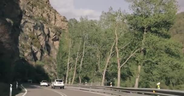 Lerida, Spagna. Auto guida in bella autostrada asfalto, autostrada, autostrada N-260 sullo sfondo di montagne spagnole Paesaggio — Video Stock