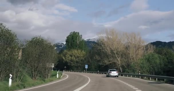 Baltarga, Lerida, Španělsko. Auta v krásném Asfaltu dálnice, dálnice N-1411 Blízko tradiční španělské vesnice na pozadí jižních Pyrenejí horské krajiny — Stock video