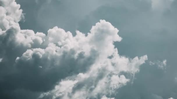 Σύννεφα στον ουρανό. Δραματικός ουρανός με αφράτα σύννεφα σε ηλιόλουστη μέρα πριν από την καταιγίδα — Αρχείο Βίντεο