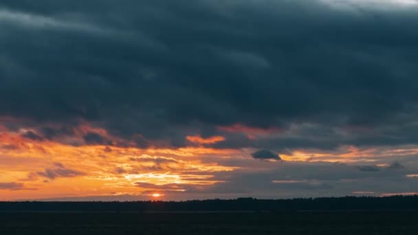 Sunset Sky. Cielo dramático brillante con nubes esponjosas. Amarillo, naranja, azul y magenta. Time Lapse Time-lapse — Vídeo de stock