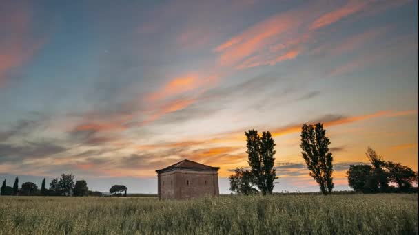 Katalonien, Spanien. Frühlingssonnenuntergangshimmel über der ländlichen Weizenfeld-Landschaft Spaniens. Einsame Scheune Farm Building Bauernhaus unter dramatischem Himmel mit Abendwolken — Stockvideo