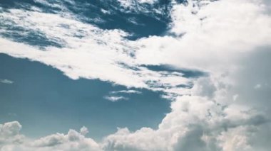 Bulutlu Gökyüzü. Fırtınadan önceki güneşli günde kabarık bulutlu dramatik gökyüzü