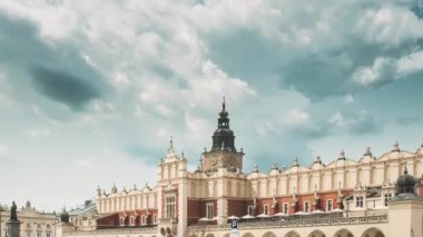 Krakow, Polonya. Bulutlu Yaz Gününde Ana Pazar Meydanı. Ünlü Landmark. Unesco Dünya Mirası Sitesi