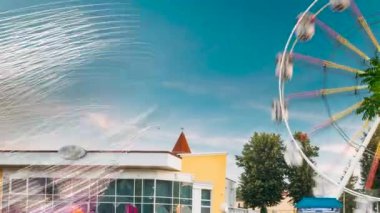 Şehir Lunaparkında Yaz Gecesinde Dönme Dönme Dönme Dolabı Doğal Hareket Efekti Aydınlatma Etkisi