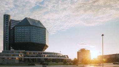 Minsk, Belarus - 10 Temmuz 2018: Yaz Akşamı Günbatımında Ulusal Kütüphane Binası. Ünlü Landmark. Zaman Hızı, Zaman Hızı, Zaman Hızı
