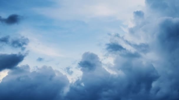 Σύννεφα στον ουρανό. Δραματικός ουρανός με αφράτα σύννεφα σε ηλιόλουστη μέρα πριν από την καταιγίδα — Αρχείο Βίντεο