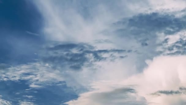 Chmurne Niebo. Dramatyczne niebo z puszystymi chmurami w słoneczny dzień przed burzą — Wideo stockowe