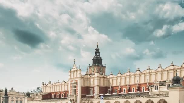 Krakau, Polen. Grote Markt plein in bewolkte zomerdag. Beroemde oriëntatiepunt. Unesco werelderfgoed — Stockvideo