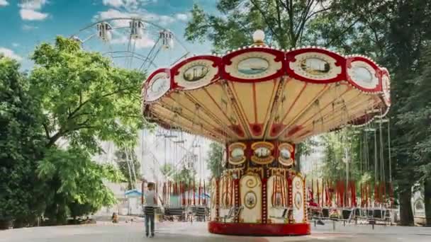 Roterende hogesnelheidsdraaimolen draaiend draaimolen draaimolen draaimolen in City Amusement Park — Stockvideo