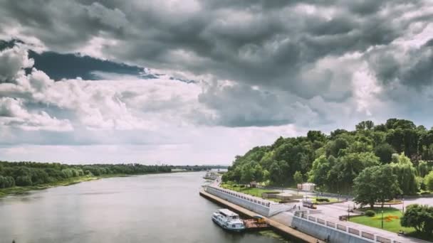 Homel, Białoruś. Top Widok na rzekę Sozh, Pływający statek wycieczkowy i w letni słoneczny dzień — Wideo stockowe