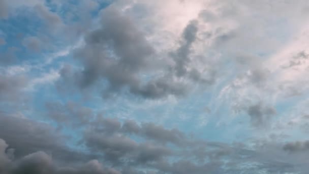 Cielo nublado. Cielo dramático con nubes esponjosas en el soleado día antes del atardecer — Vídeo de stock