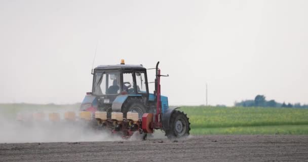 Traktor pflügt Feld im Frühling. Beginn der landwirtschaftlichen Saison — Stockvideo