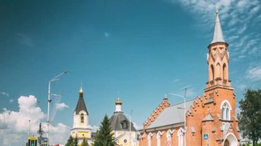 Rechytsa, Gomel Bölgesi, Belarus. Güneşli yaz gününde Kutsal Üçlü Katolik Kilisesi