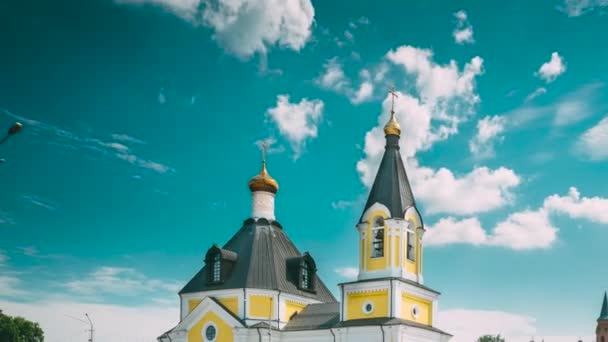 Rechytsa, region Gomel, Bělorusko. Katedrála koleji ve slunečný letní den — Stock video