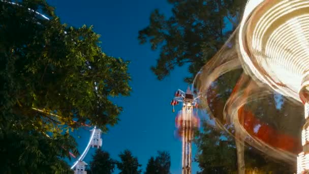Brightly Illuminated Rotating High Speed Carousel Merry-Go-Round. Summer Evening In City Amusement Park — Stock Video