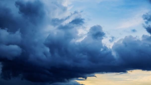 Cloudy Sky. Dramatické nebe s nadýchanými mraky ve slunečný den před bouří — Stock video