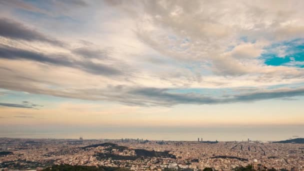 Barcelona, Spanien. Flygfoto kväll Panorama av staden stadsbilden — Stockvideo