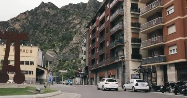 Sant Julia De Loria, Andora - May 15, 2018: Ruch uliczny, Samochody jadące na Av. Rocafort w dzień wiosny — Wideo stockowe