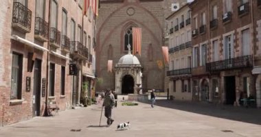 Perpignan, Fransa - 16 Mayıs 2018: Leon Gambetta Meydanı 'nda Yürüyen İnsanlar ve Perpignan Vaftizci Aziz John Katedrali