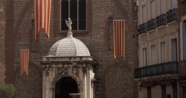 Perpignan, Fransa. Leon Gambetta Meydanı ve Katedral Bazilikası Perpignan Vaftizcisi Aziz John 'un Güneşli Yaz Gününde