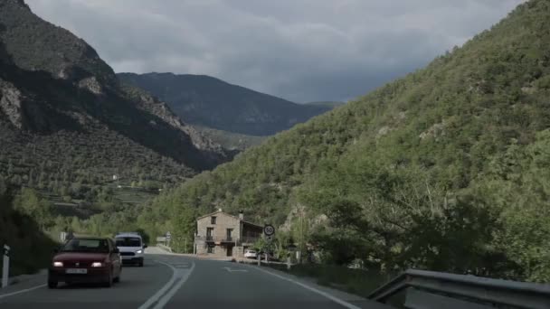 Lleida, Hiszpania. Samochody jadące piękną autostradą asfaltową, autostradą, autostradą N-260 na tle Pirenejów Południowych Krajobraz gór — Wideo stockowe