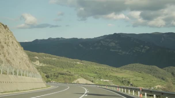 Baga, España. Coches que conducen en la autopista hermosa del asfalto, autopista, carretera E-9, C-16 contra el fondo del paisaje de las montañas del sur de los Pirineos — Vídeos de Stock