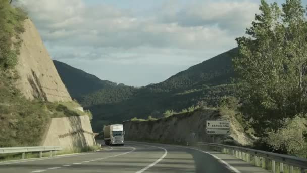 Baga, España. Coches que conducen en la autopista hermosa del asfalto, autopista, carretera E-9, C-16 contra el fondo del paisaje de las montañas del sur de los Pirineos — Vídeos de Stock