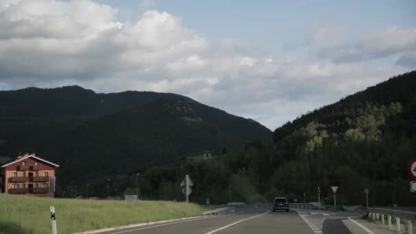 Baga, España. Coches que conducen en la autopista hermosa del asfalto, autopista, carretera E-9, C-16 contra el fondo del paisaje de las montañas del sur de los Pirineos — Vídeos de Stock