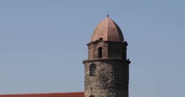 Collioure, Fransa. Güneşli bahar gününde körfezin karşısındaki Meleklerimizin Kilisesi 'nin manzarası.